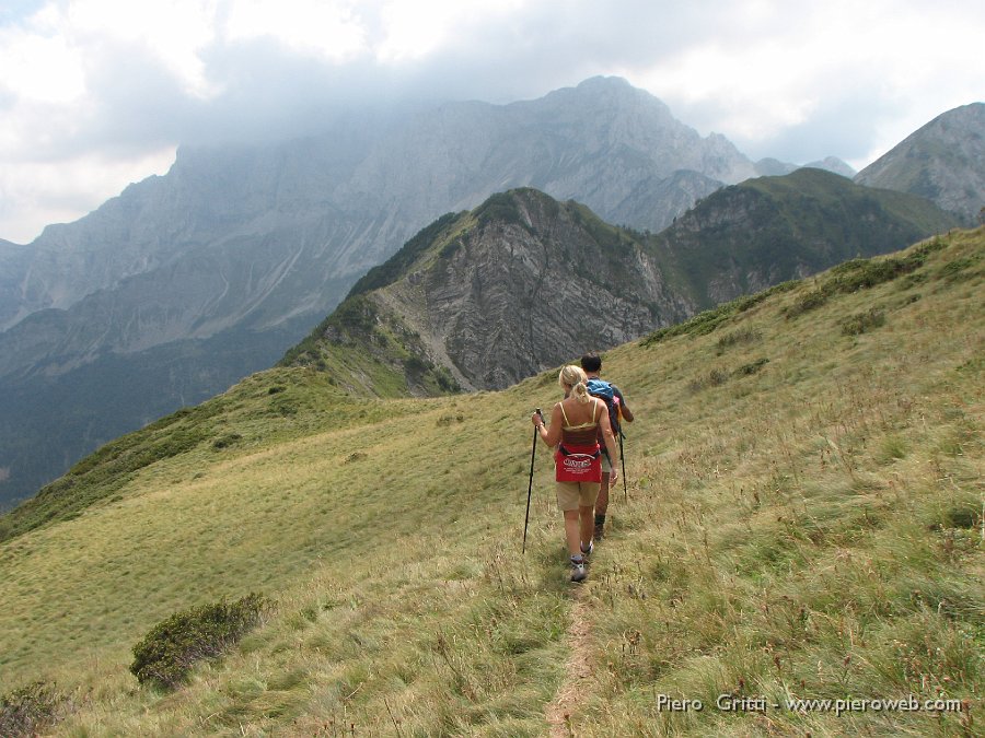 cimagpII 061.jpg - Lontano, coperti da nuvoloni, il Monte Secco, il Fop, il Pizzo del Re,...